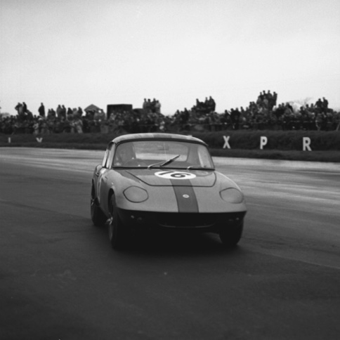JIm finira 1er de sa classe GT sur la Lotus Elan du Ian Walker Raçing Team à Silverstone